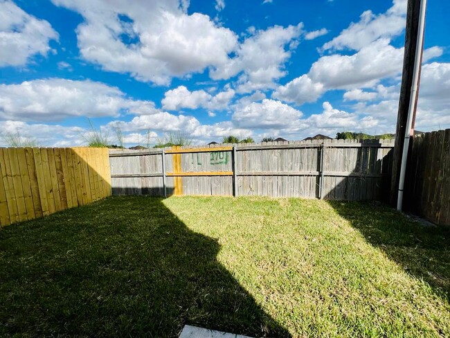 1700 Nassau St in Edinburg, TX - Foto de edificio - Building Photo