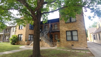 209 E Rosewood Ave, Unit Unit 4 in San Antonio, TX - Building Photo
