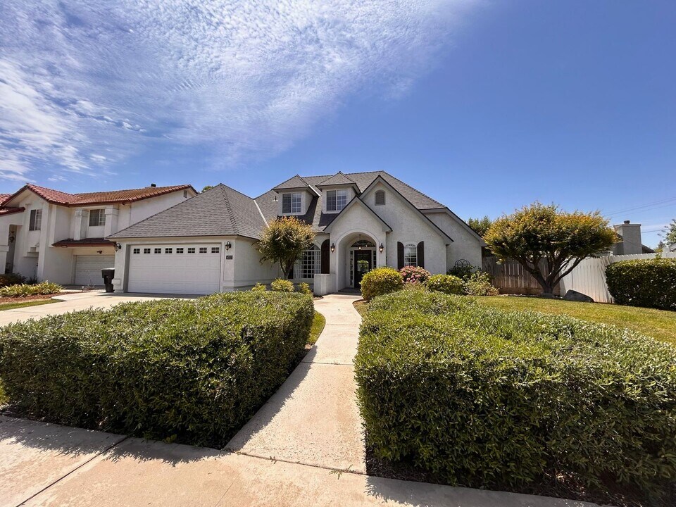 4033 W Douglas Ave in Visalia, CA - Building Photo