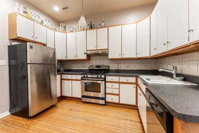 2200 W Belmont Ave, Unit 2 in Chicago, IL - Building Photo - Building Photo