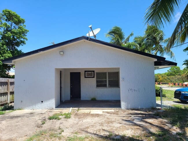 1011 Alto Rd in Lantana, FL - Foto de edificio - Building Photo