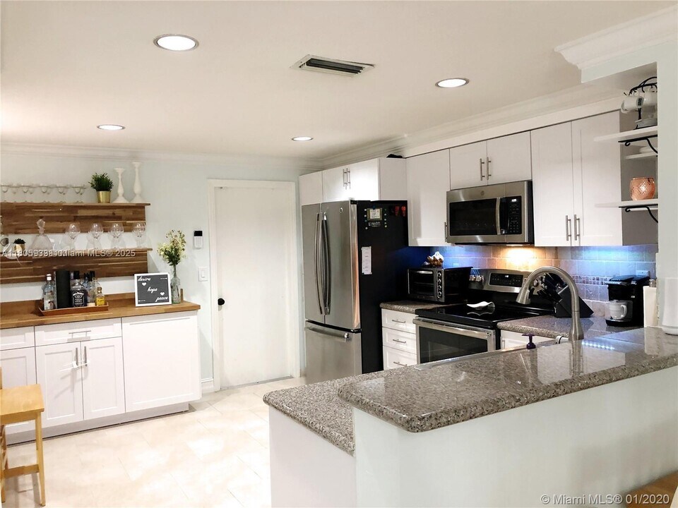 1372 Veracruz Ln in Weston, FL - Foto de edificio
