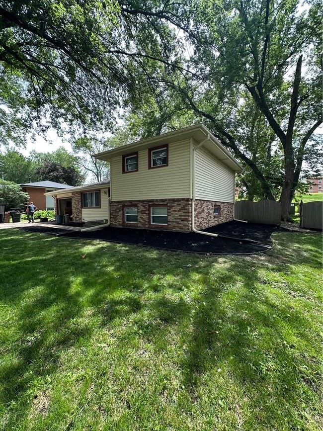 property at 221 Wedgewood Dr