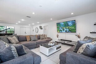 830 SW 14th Ct, Unit SI FL1-ID1475653P in Fort Lauderdale, FL - Building Photo