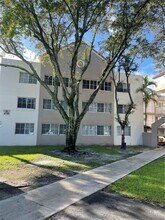 6135 NW 186th St in Hialeah, FL - Foto de edificio - Building Photo
