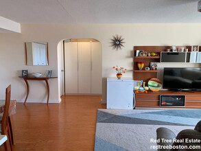 1731 Beacon St, Unit 506 in Brookline, MA - Building Photo - Building Photo