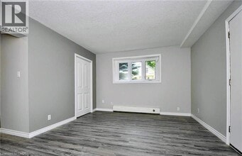 233 Westminster Dr S in Cambridge, ON - Building Photo - Building Photo