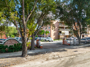 El Pueblo De Vera Condominiums in Hialeah, FL - Building Photo - Building Photo