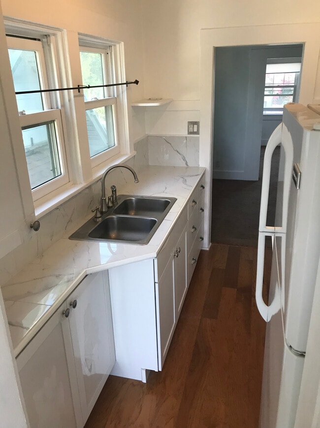1011 1/2 N Coronado St, Unit 1011 in Los Angeles, CA - Building Photo - Building Photo