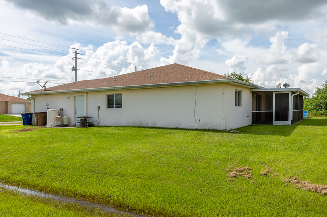 745-747 Gilbert Ave S in Lehigh Acres, FL - Building Photo - Building Photo