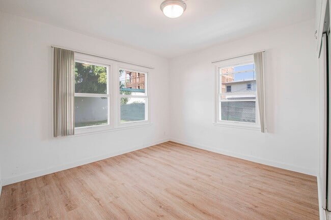 8740 Belford Ave, Unit 8740 in Los Angeles, CA - Foto de edificio - Building Photo