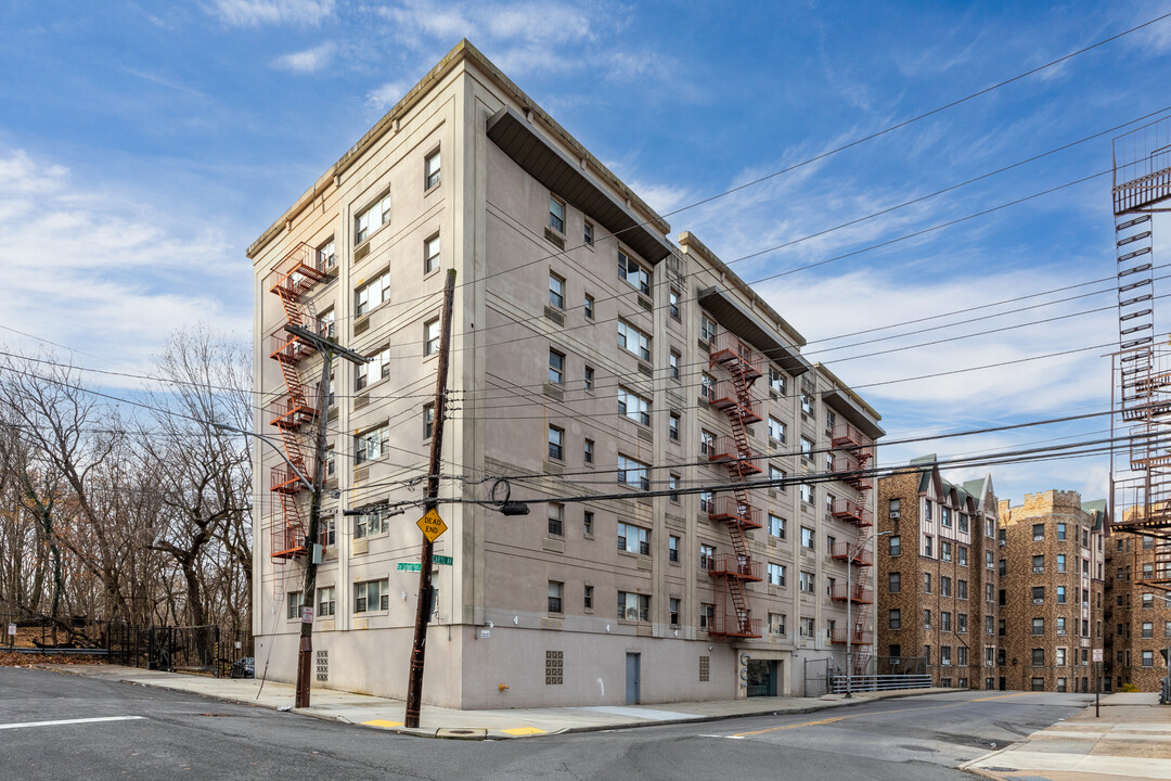 Parkcrest East in Yonkers, NY - Building Photo