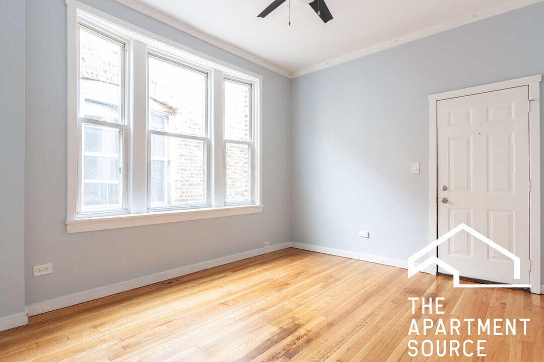 2110 W Division St, Unit 3r in Chicago, IL - Building Photo