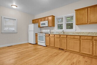 29-33-33 Highland Ave, Unit 4 in Fitchburg, MA - Building Photo - Building Photo
