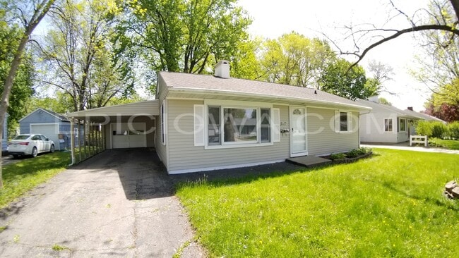 3723 G Ave NE in Cedar Rapids, IA - Building Photo - Building Photo