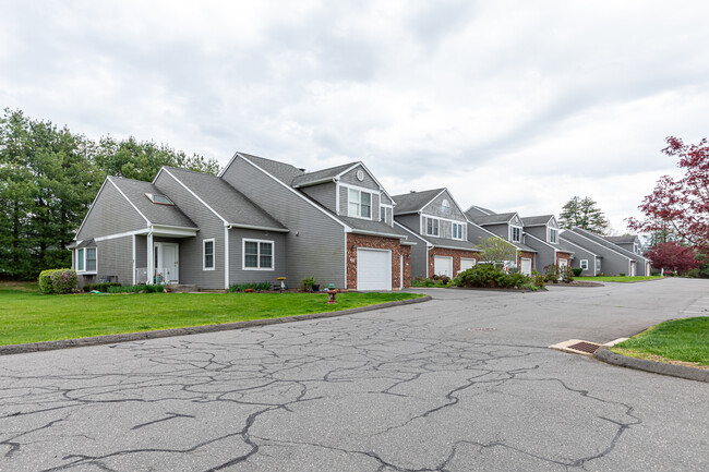 Farmington Meadows Estates in Bristol, CT - Foto de edificio - Building Photo