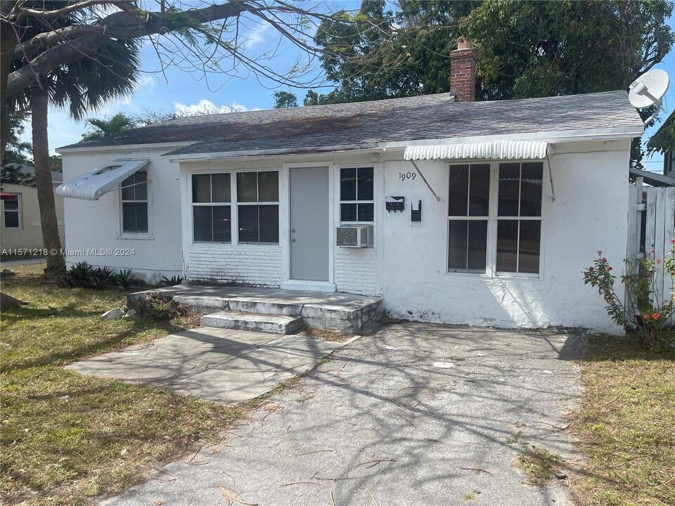 1909 Johnson St in Hollywood, FL - Building Photo