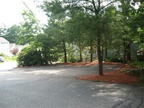 22 Bowstring Way in Marlborough, MA - Foto de edificio - Building Photo