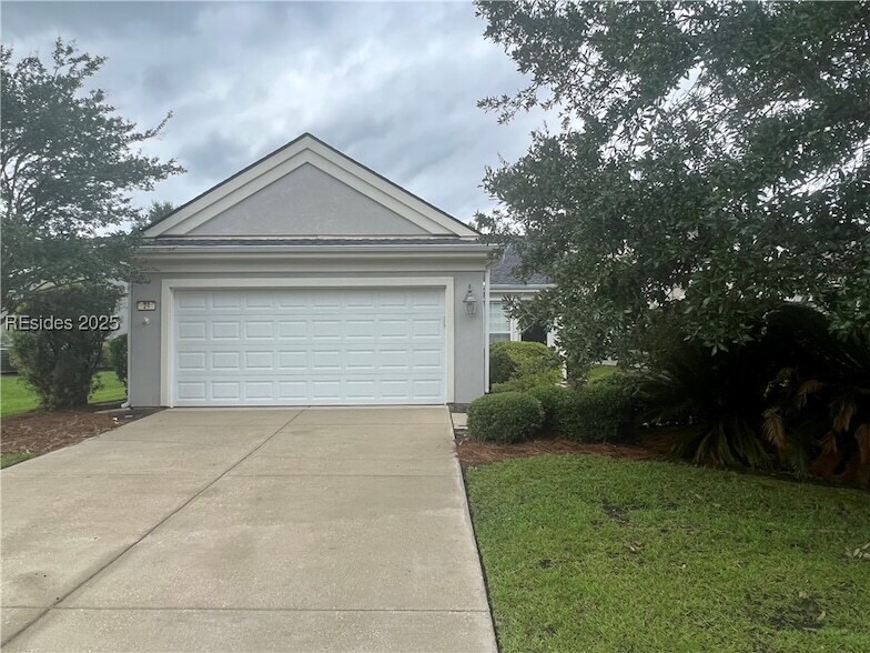 24 Whitebark Ln in Bluffton, SC - Building Photo