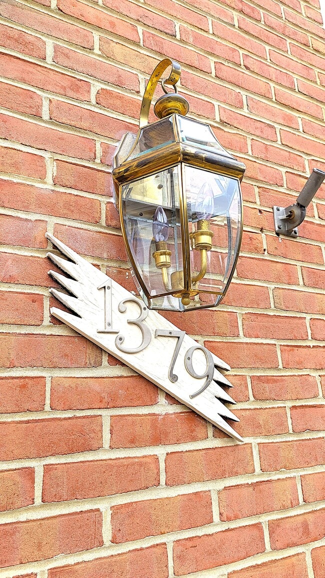 1379 Heritage Oak Way in Reston, VA - Foto de edificio - Building Photo