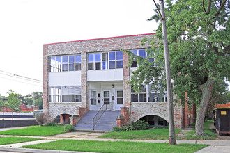 319 W Harrison Ave in Royal Oak, MI - Building Photo - Building Photo