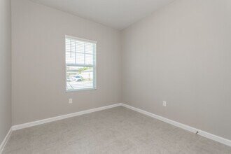 352 Kenilworth Dr in Kissimmee, FL - Building Photo - Building Photo