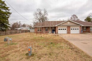 110 8th St in South Coffeyville, OK - Building Photo