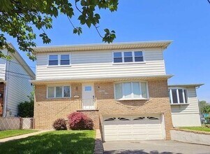 22 Kennedy Ct in Lyndhurst, NJ - Building Photo - Building Photo