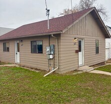 512 Hiawatha St in Minot, ND - Building Photo