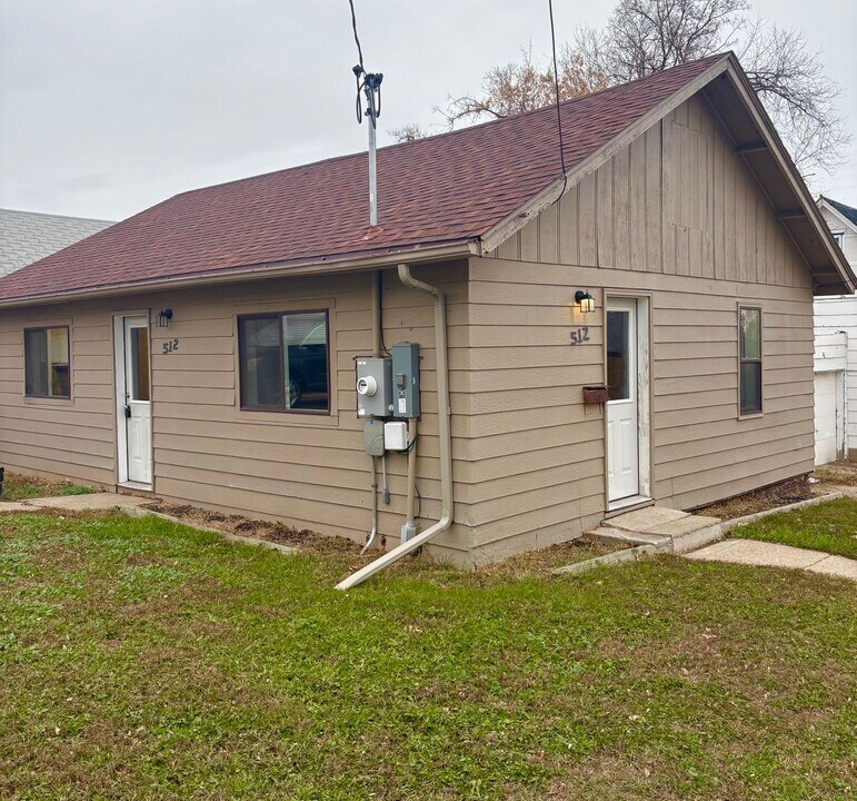 512 Hiawatha St in Minot, ND - Foto de edificio