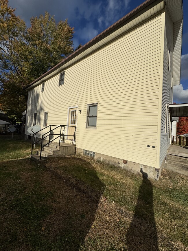 10052 Railroad St, Unit Apt 1 in Lake City, PA - Foto de edificio - Building Photo