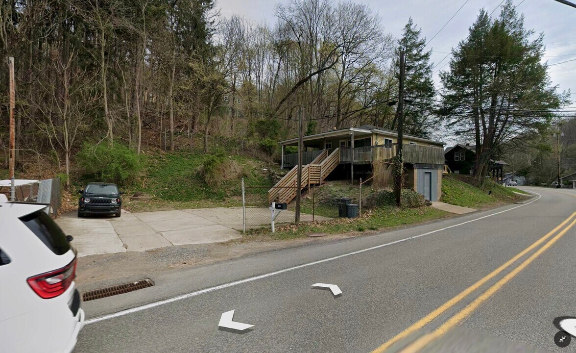 319 Camp Horne Rd in Pittsburgh, PA - Building Photo