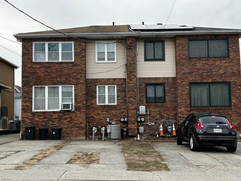 390 Lake Ave in Staten Island, NY - Building Photo