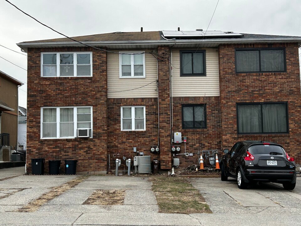 390 Lake Ave, Unit Lake Ave. in Staten Island, NY - Building Photo