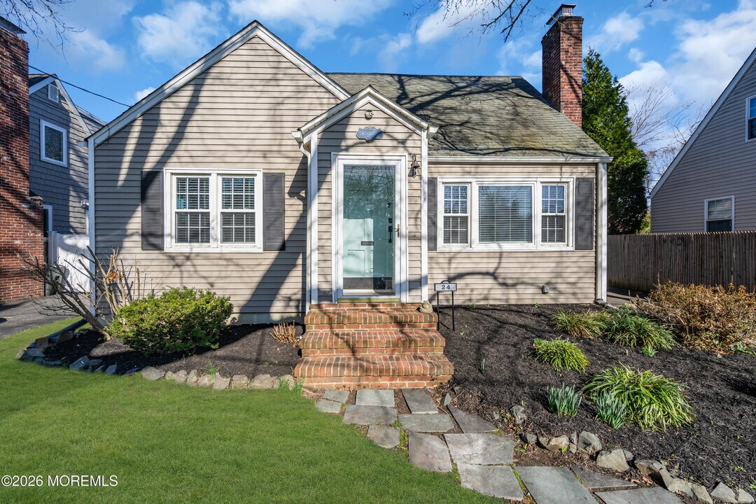24 St Nicholas Pl in Red Bank, NJ - Building Photo