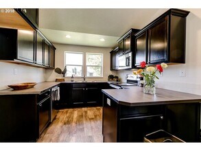 303 La Casa St in Eugene, OR - Building Photo - Building Photo