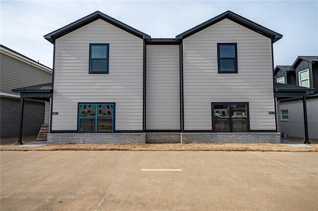 931 S Rupple Rd in Fayetteville, AR - Foto de edificio - Building Photo