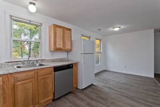 18 Bates St, Unit Second Floor Rear in Westfield, MA - Foto de edificio - Building Photo