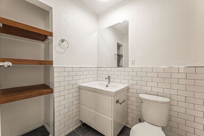 3611 1/2 W 4th St, Unit 3611.5 in Los Angeles, CA - Building Photo - Building Photo