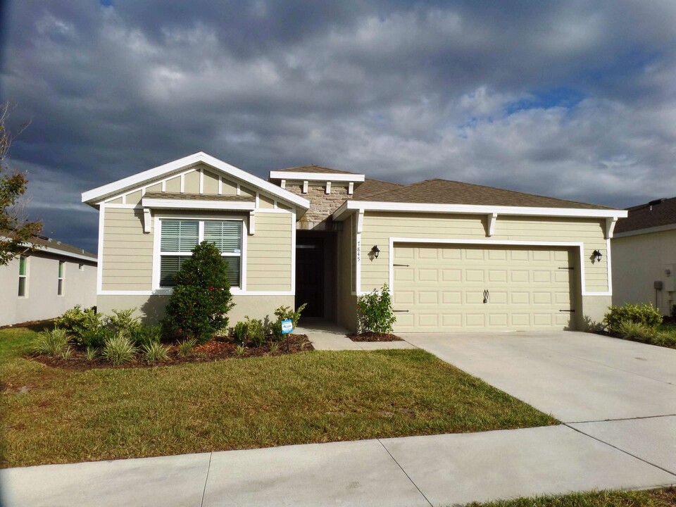 7845 June Ln in Wildwood, FL - Building Photo