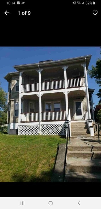 11 Trenton St in Bellingham, MA - Foto de edificio