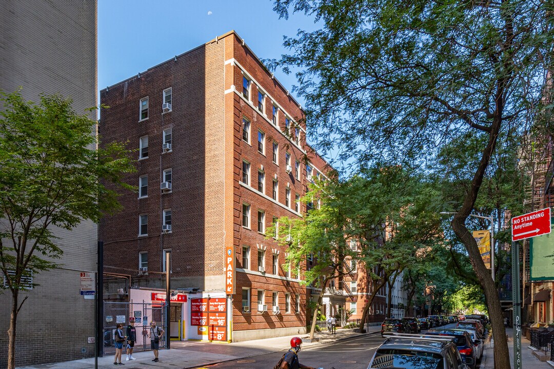 310 W 55th St in New York, NY - Building Photo