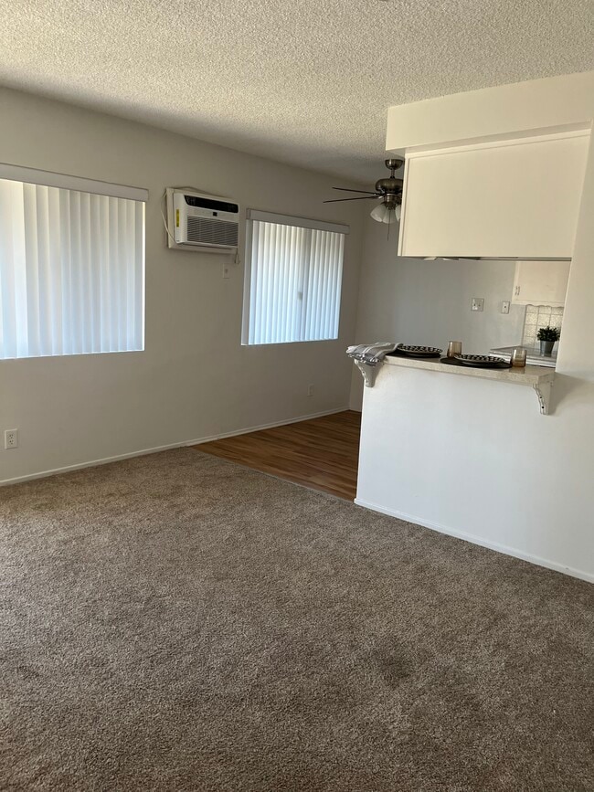 Downey West Garden Apartments in Downey, CA - Foto de edificio - Building Photo