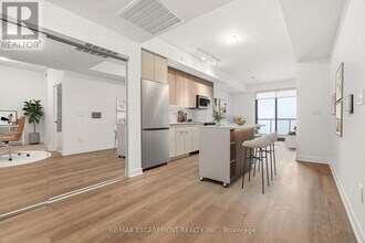 2075 Lakeshore Rd. in Burlington, ON - Building Photo - Building Photo