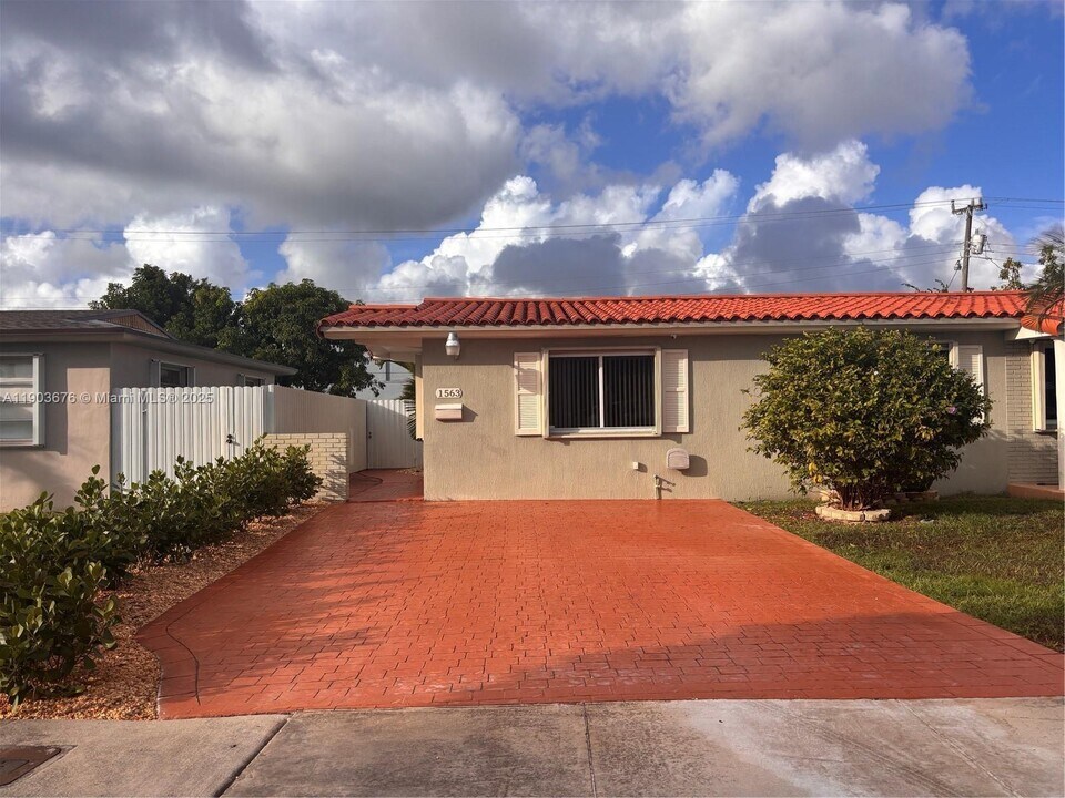 1563 W 81st St in Hialeah, FL - Building Photo