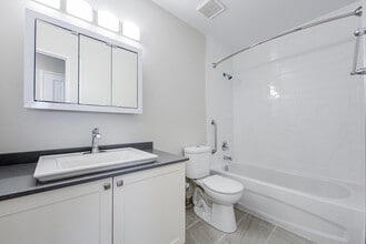 Lakeview Place in Mississauga, ON - Building Photo - Building Photo