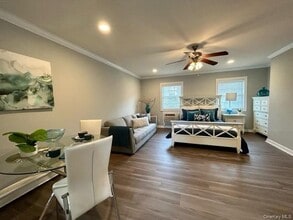 184 Hallock Rd in Lake Grove, NY - Building Photo - Building Photo