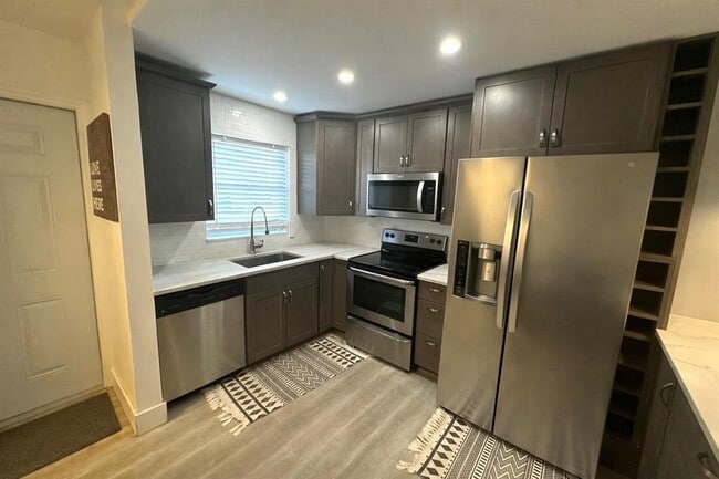 809 W Oakland Park Blvd, Unit K1 in Wilton Manors, FL - Building Photo - Building Photo