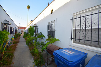 947 W 68th St in Los Angeles, CA - Building Photo - Building Photo