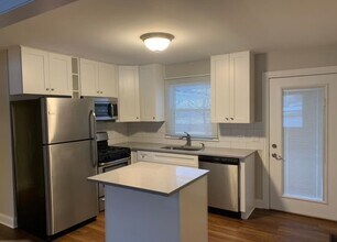 855 Munhall Ave, Unit B in St. Charles, IL - Foto de edificio - Building Photo